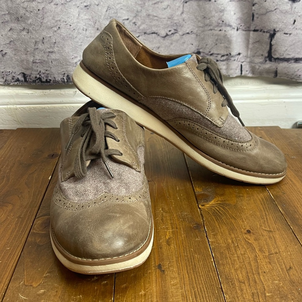 B.O.C. Tan wool and leather wing tip Oxford shoes Womens size 11
